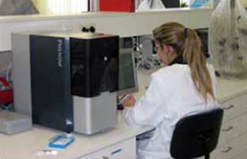 现象扫描电子显微镜在强生公司的实验室里