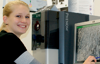 Jitka Färberová系无纺布旁的异彩扫描电子显微镜