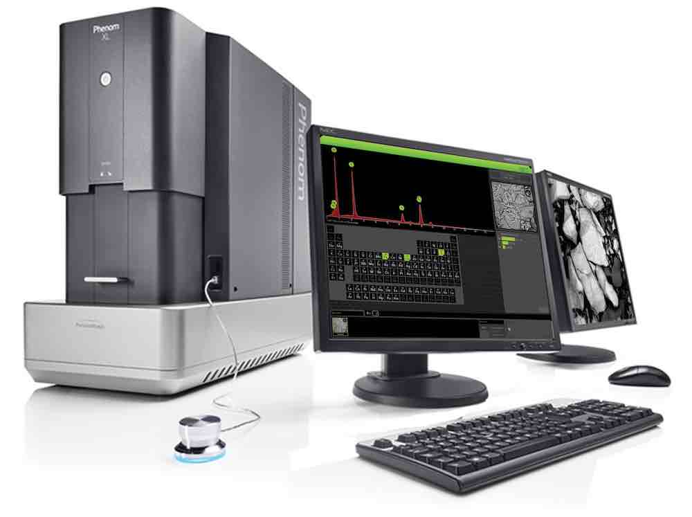 现象XL扫描电子显微镜和两个带有bornite图像的屏幕