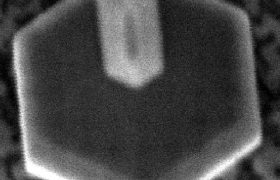 一种InGaN微棒LED结构的顶部